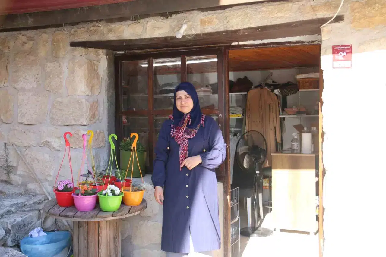 Zelzelede Konutu ve 2 Katlı İş Yeri Yıkılan Bayan, 12 Metrekarelik Mağazasında Hayata Tutundu