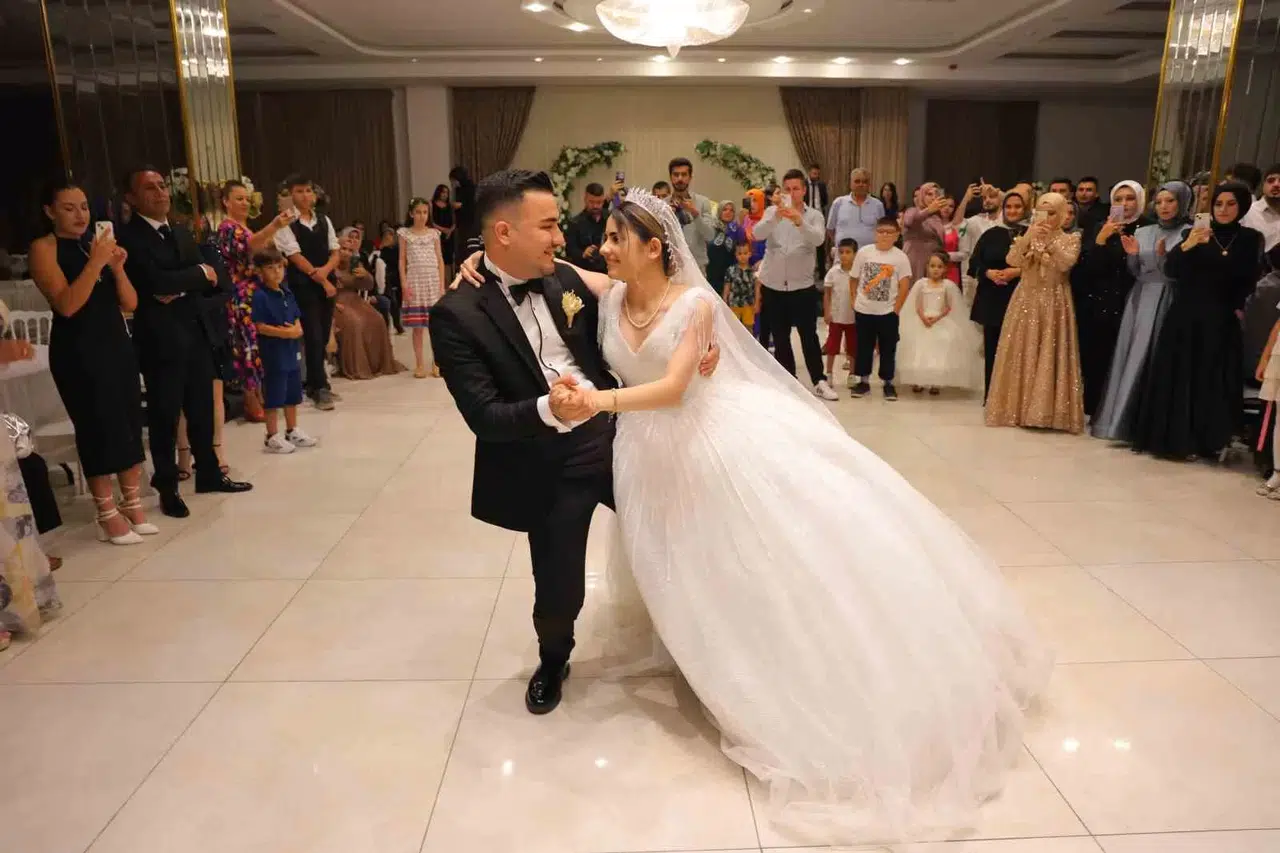 Zelzelenin Yıkamadığı Aşıkların Keyifli Günü... Dünya Meskenine Girdiler