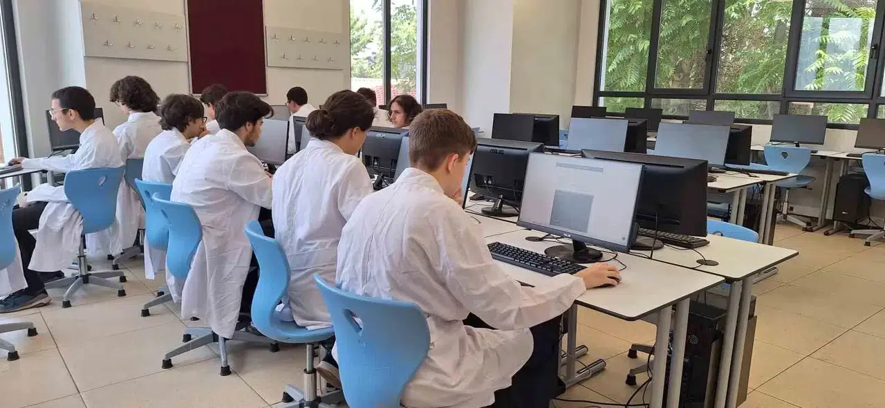 Zeytinburnu’nda Bulunan Büyükyalı Mesleksel ve Teknik Anadolu Lisesi Yeni Eğitim Periyodunda Öğrencilerini Bekliyor