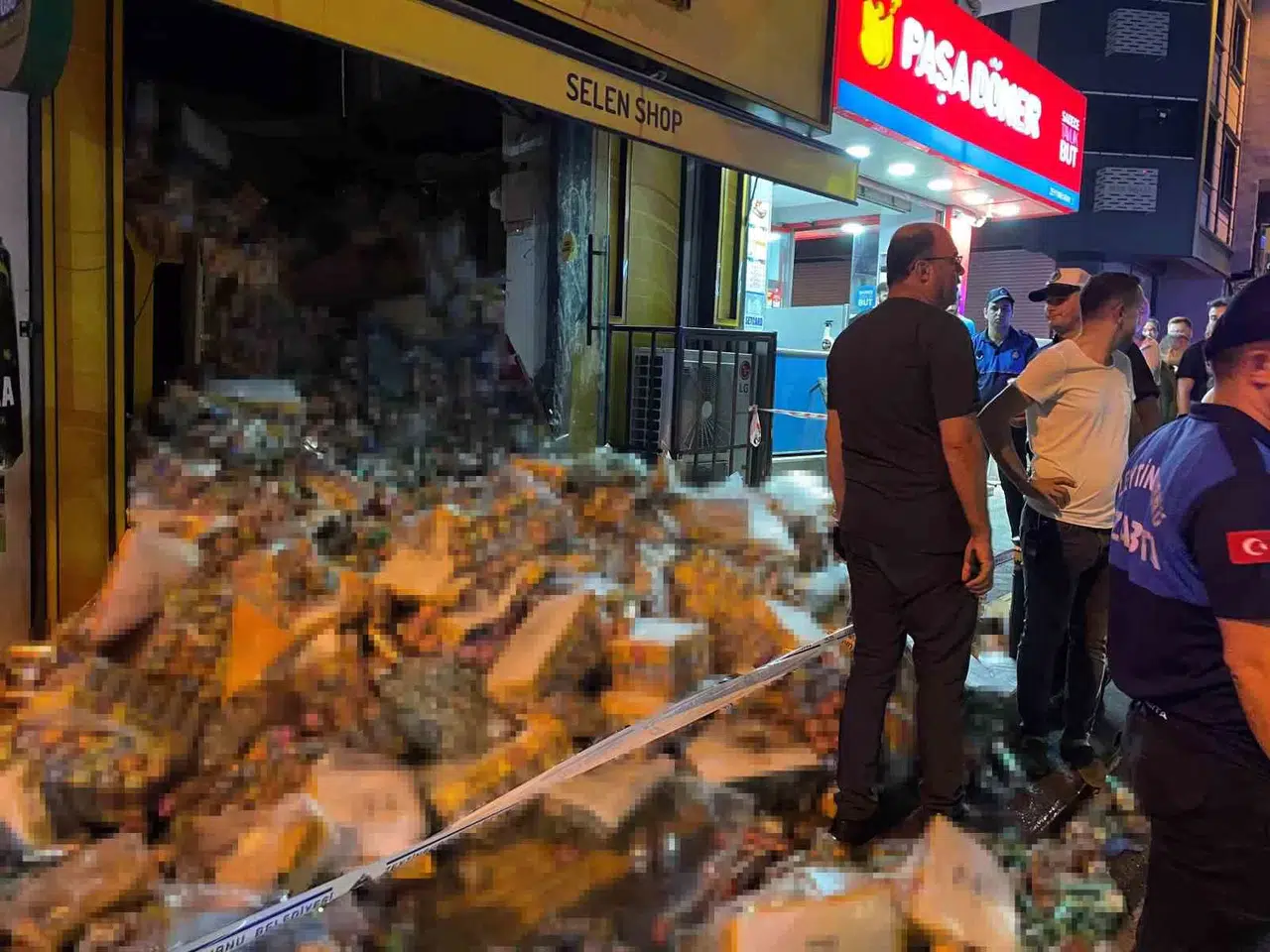 Zeytinburnu’nda Monopol Bayisinin Asma Tavanı Çöktü, Faciadan Dönüldü: 1 Yaralı