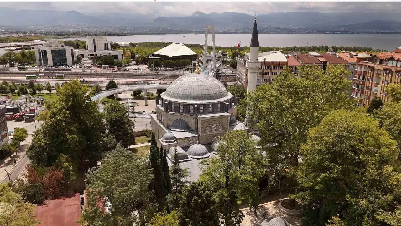 445 Yıllık Cami Vakte Meydan Okuyor