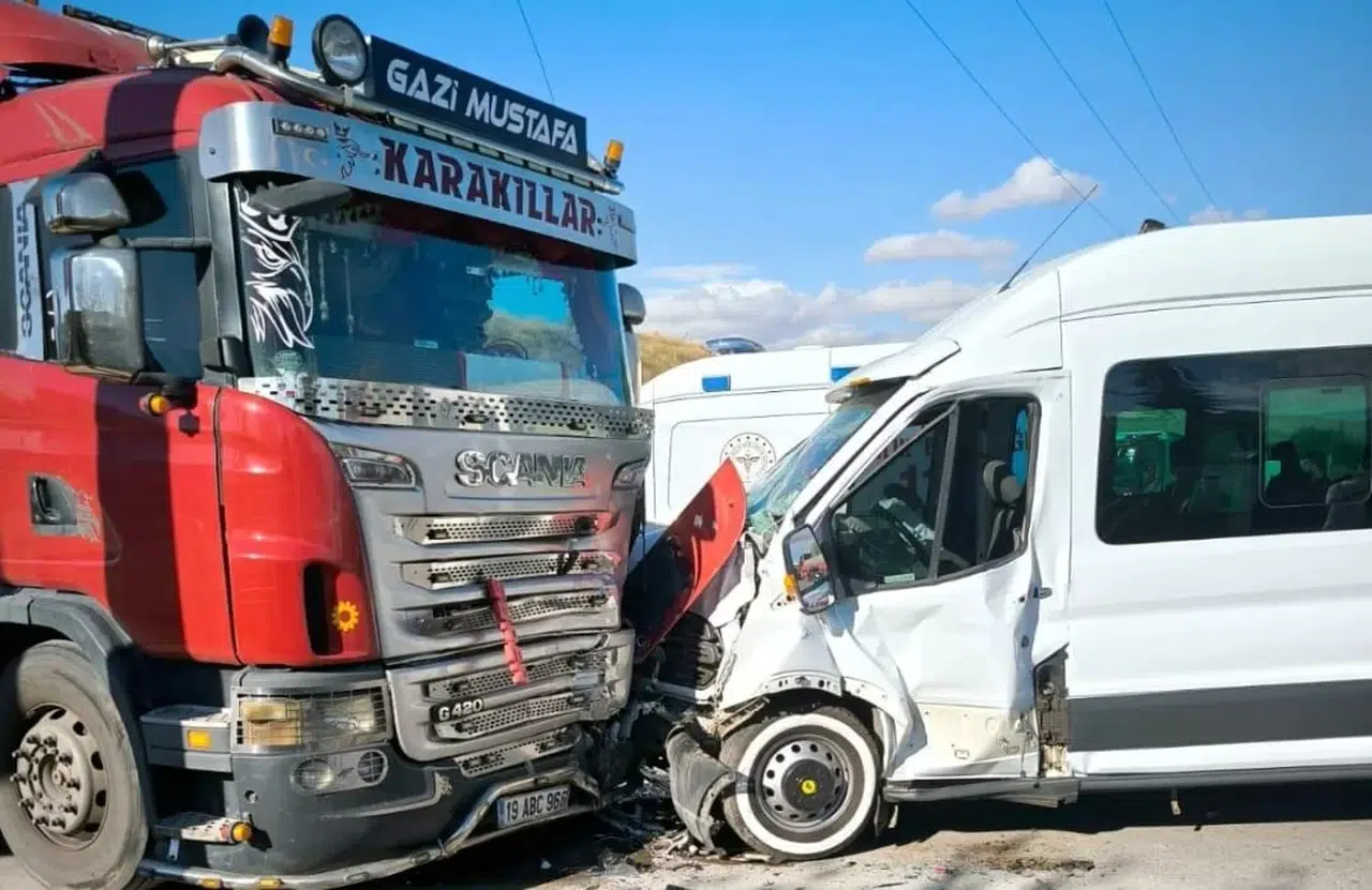 Çorum’da Araçlar Birbirine Girdi, Çok Sayıda Yaralı Var