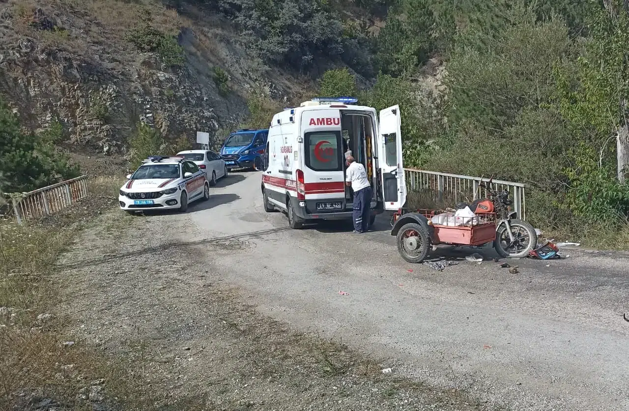 Motosiklet Kamyonla Çarpıştı: 1 Ölü, 1 Yaralı