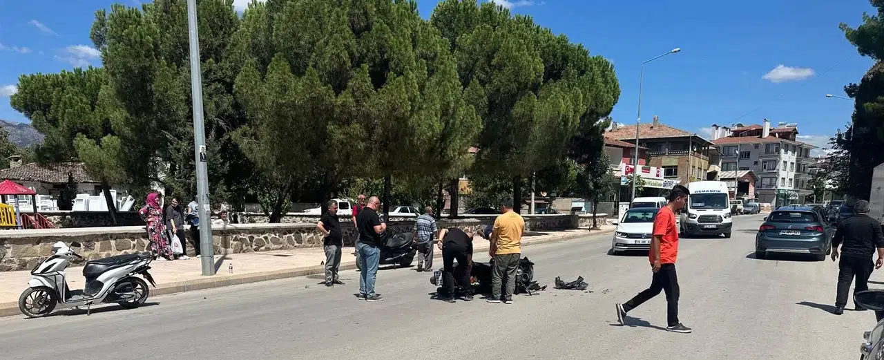 Osmancık’ta Motosiklet İle Hafif Ticari Araç Çarpıştı