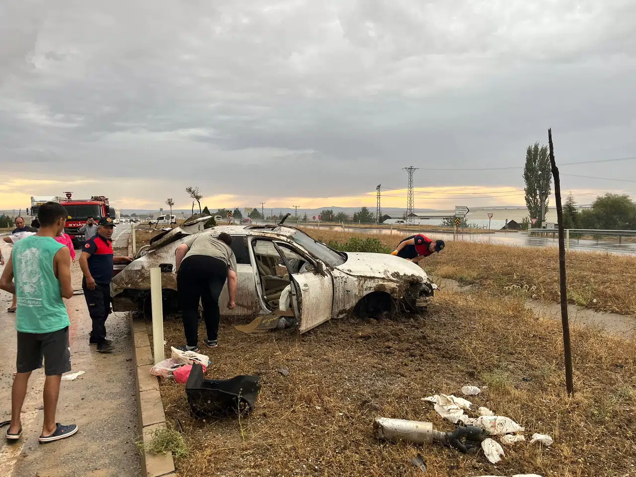 Otomobil Refüje Devrildi: 4 Yaralı