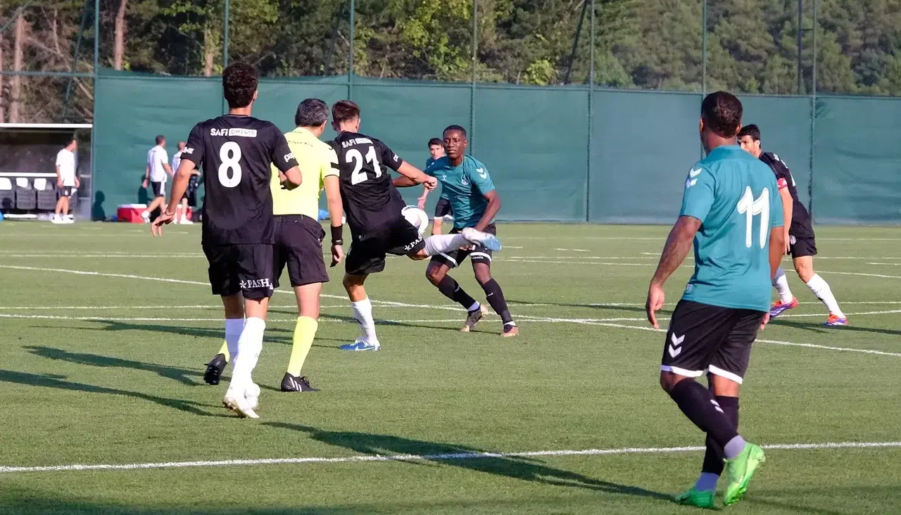 Sakaryaspor, Beşiktaş ile Karşılaştı