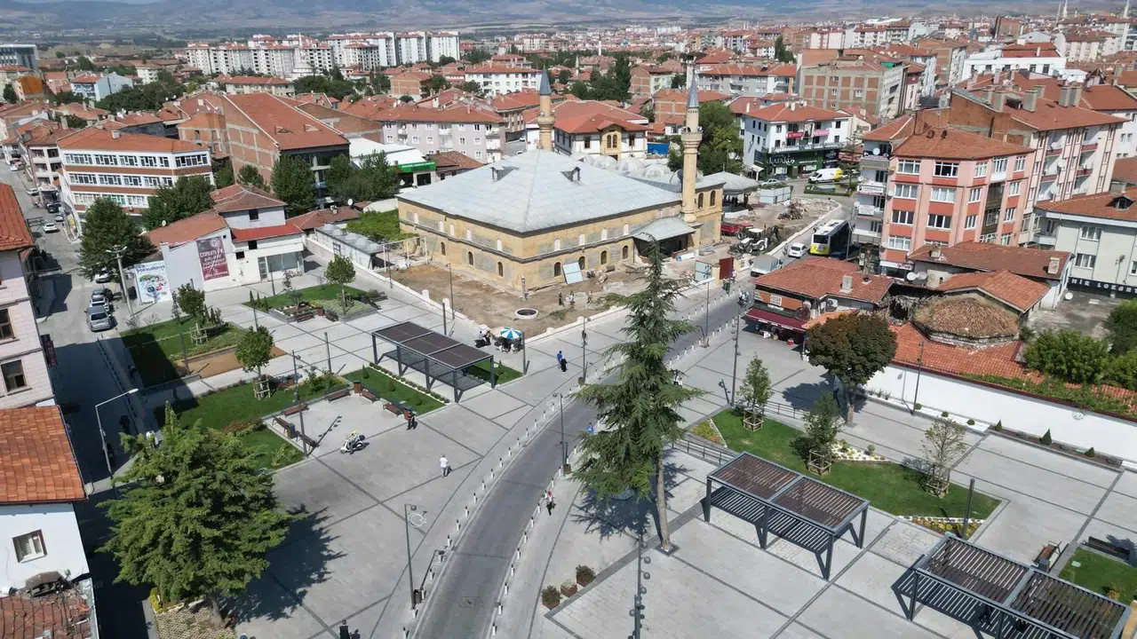 Ulu Cami Etrafındaki Asırlık Ağaçlar Kesildi