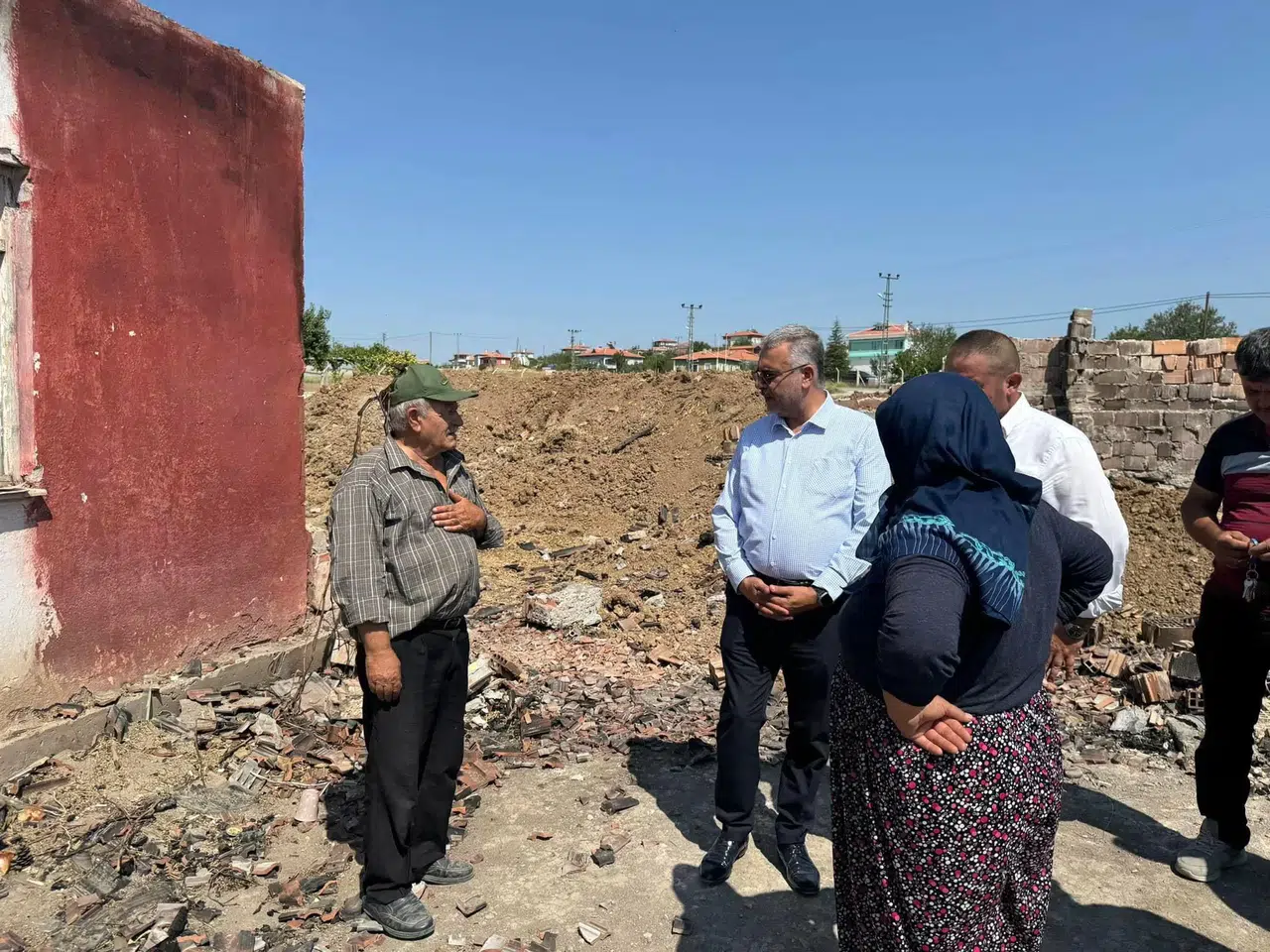 Yangınzede Aileye Ahlatcı’dan Ziyaret