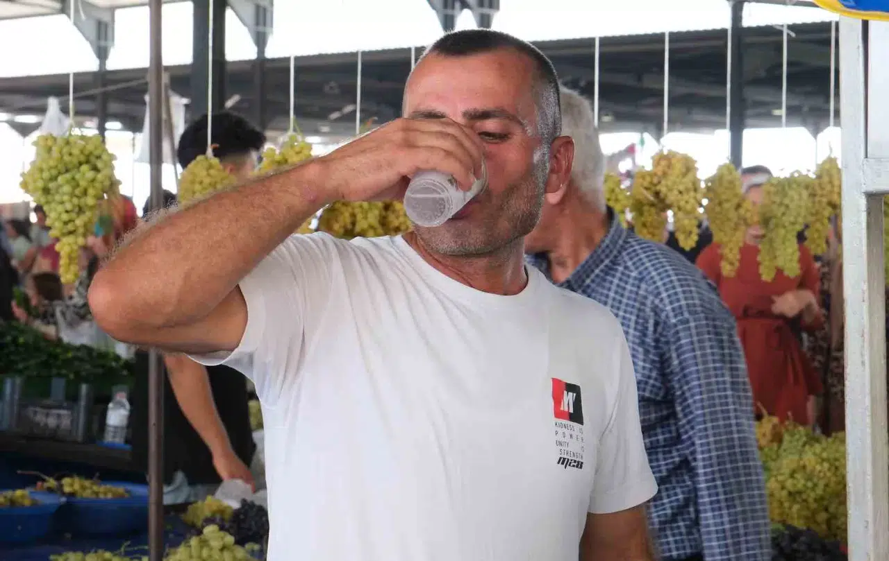 Adana Sıcağında Vatandaşlar Mesken Üretimi Gazoz ile Serinliyor