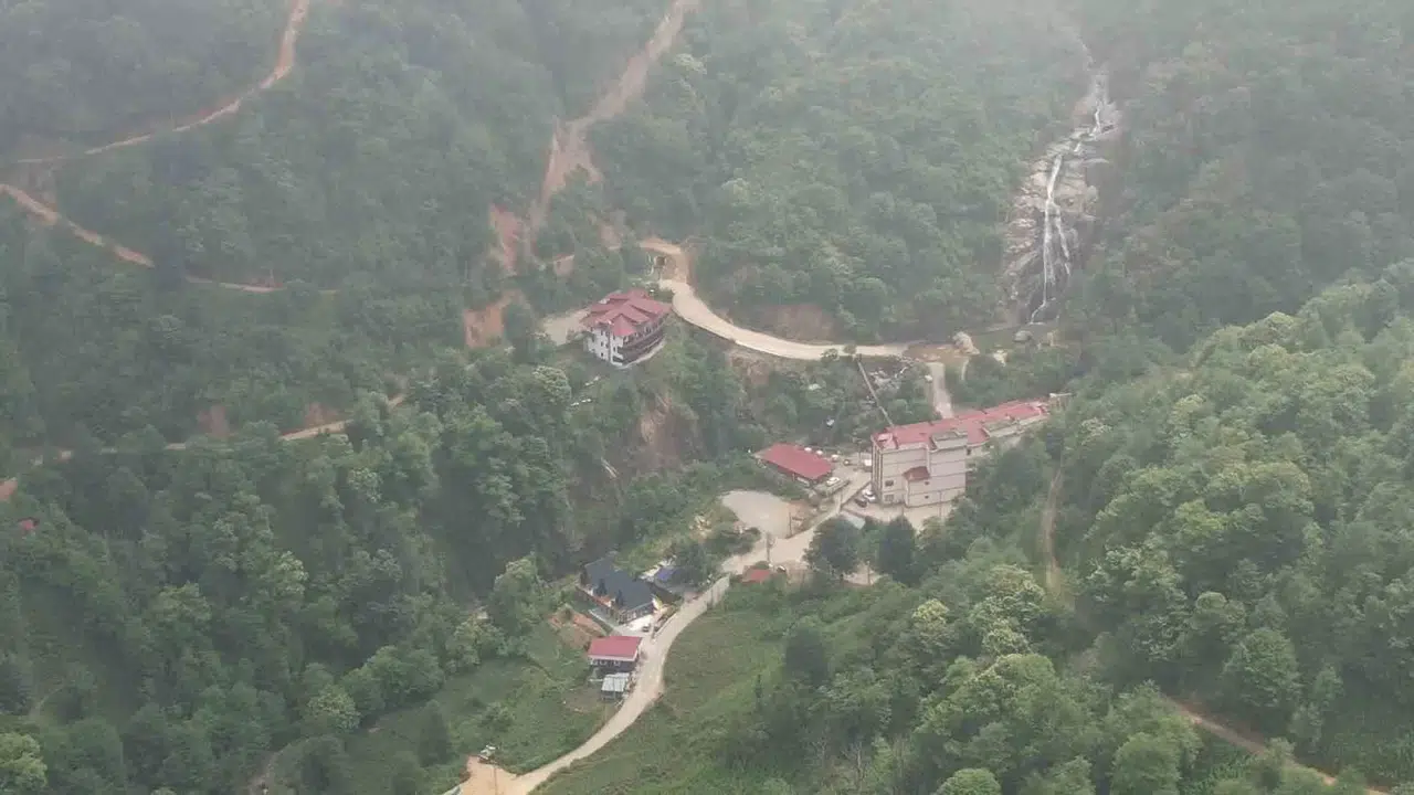 Ağaran Şelalesi Gelen Turistleri Kendine Hayran Bırakıyor