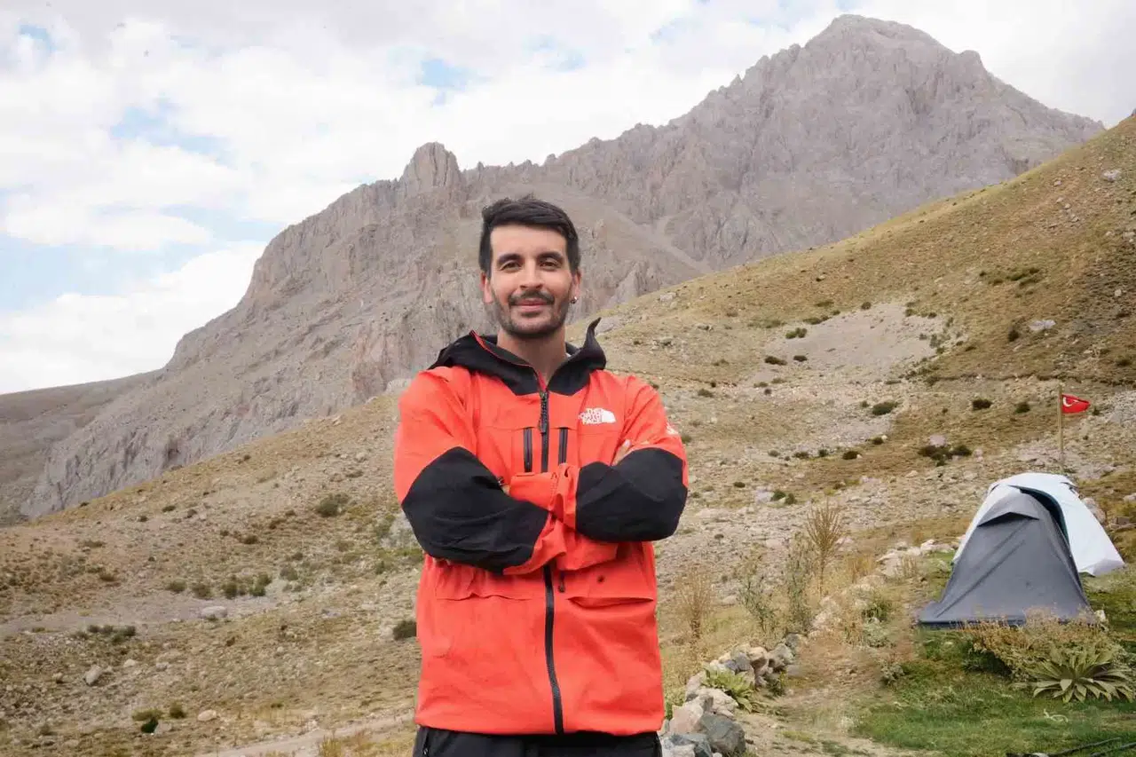 Aladağlar’da 30 Kilogramlık Kamp Yükü ile Solo Tepe Faaliyeti Yaptı