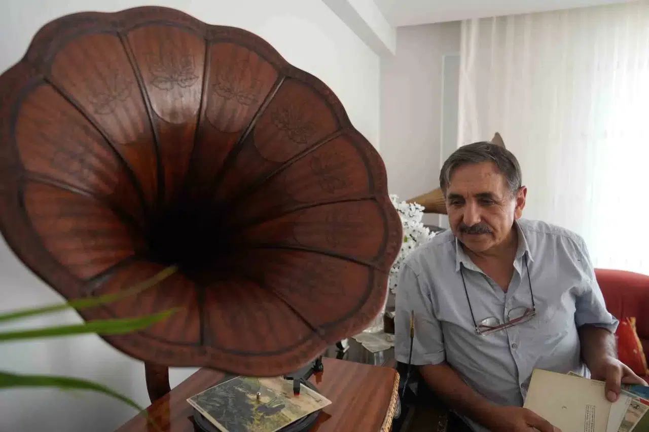 Aldığı Gramofon Bozuk Çıkınca, Türkiye’nin En Eşsiz Koleksiyonunun Sahibi Oldu