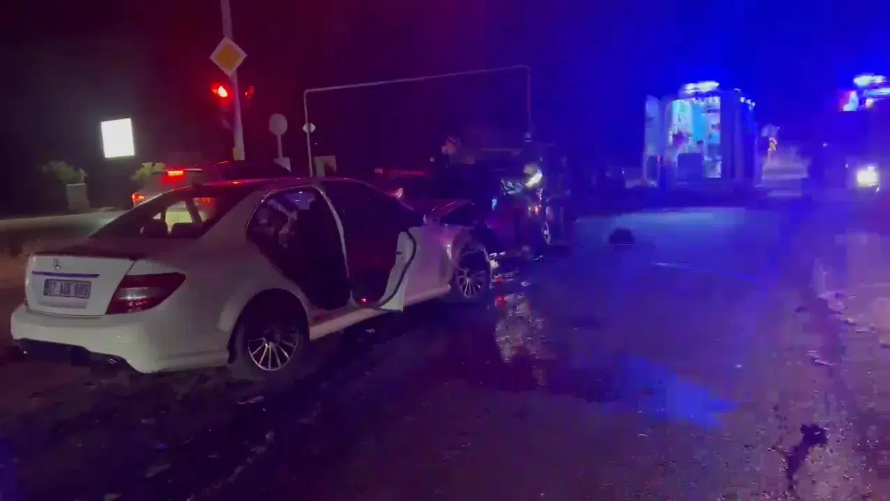 Alkollü Şoför Kırmızı Işıkta Bekleyen Araçların Ortasına Daldı: 5 Yaralı