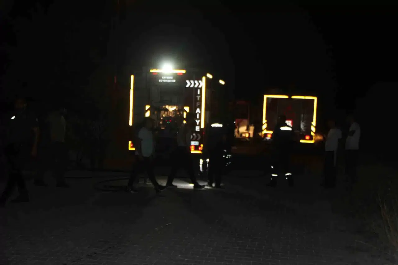 Anız Yangını Konutlara Sıçramadan Söndürüldü