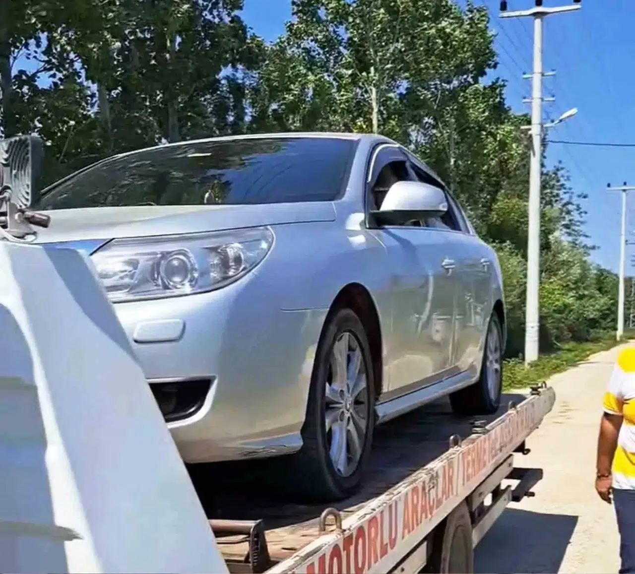 Arabanın Motoruna Sıkışan Kedi İçin Seferber Oldular