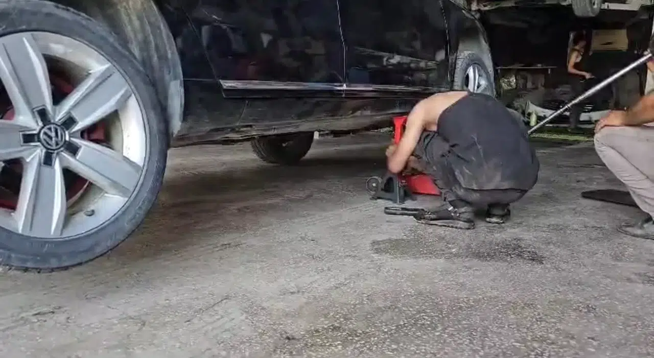 Aracın Altına Sıkışan Kedi Endüstride Çıkarıldı