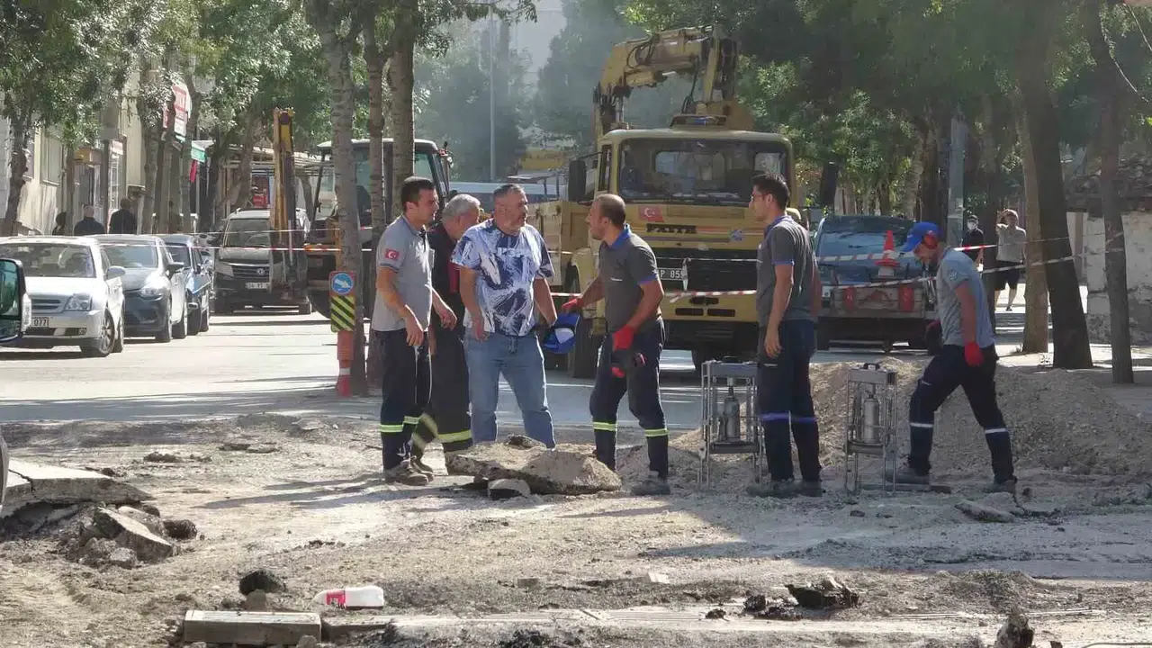 Asfalt Çalışması Sırasında Doğal Gaz Boru Çizgisinde Sızma Takımları Alarma Geçirdi
