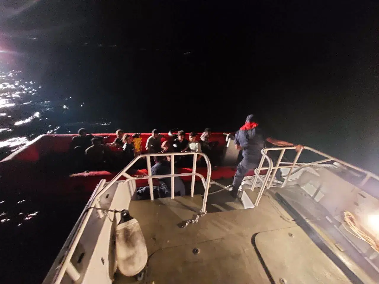 Ayvalık’ta 3’ü Çocuk 11 Göçmen Kıyı Güvenlik Botuyla Kurtarıldı