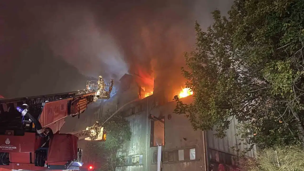 Bağcılar’da 5 Katlı Fabrika Alevlere Teslim Oldu