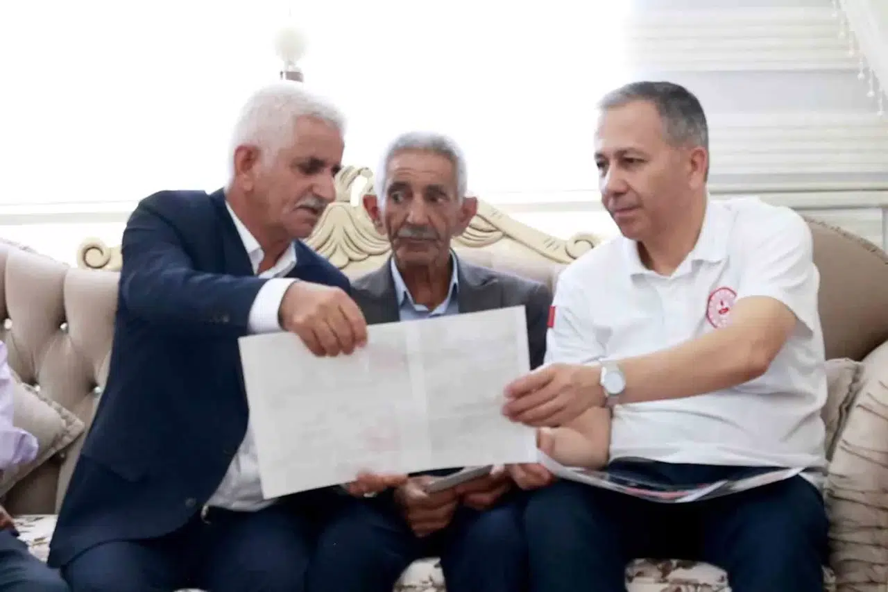 Bakan Yerlikaya 35 Yıl Evvel 28 Şehit Veren Aykut Ailesini Ziyaret Etti
