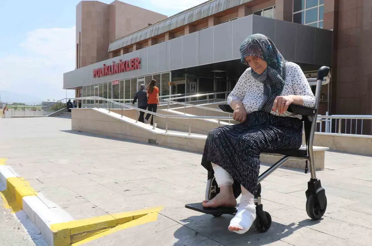 Başıboş Köpeklerin Saldırısına Uğrayıp Yaralanan Bayan Dehşet Anlarını Anlattı