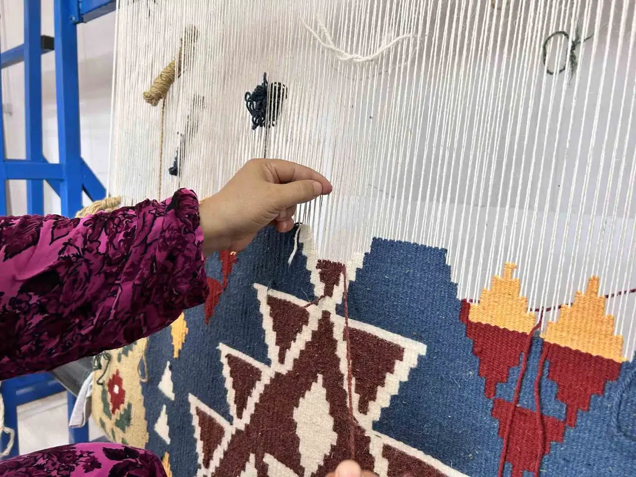 Bayanlar İlmik Atarak Kar Elde Etmek İçin Çıktıkları Yolda Birinci Kilimi Bitirdiler