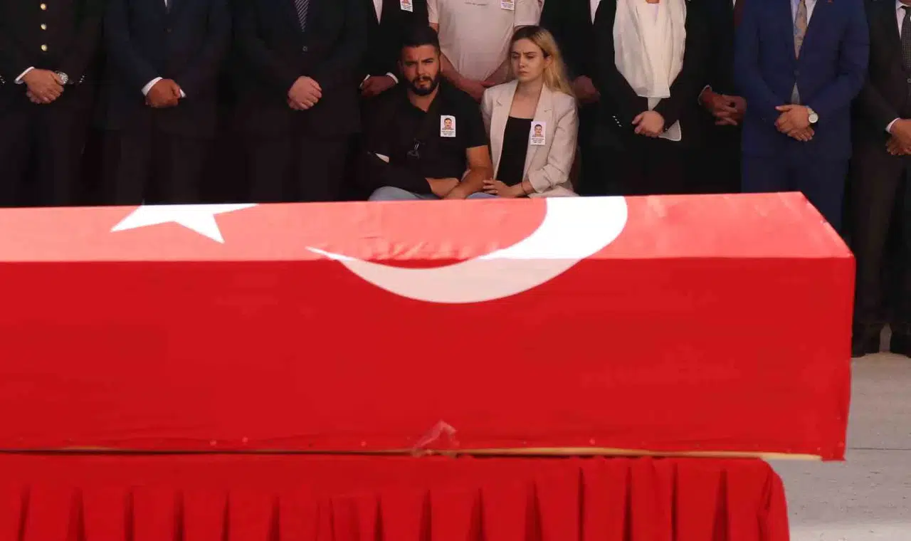 Birebir Taarruzda Yaralanan Polis Memuru Şehit Olan Misyon Arkadaşını Gözyaşları ile Uğurladı