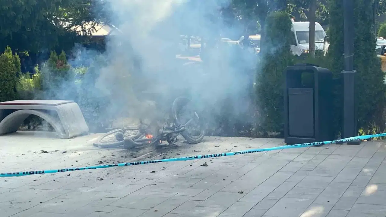 Bisikletin Üzerindeki Akü Patladı: Çocuğun İmdadına Polis Yetişti