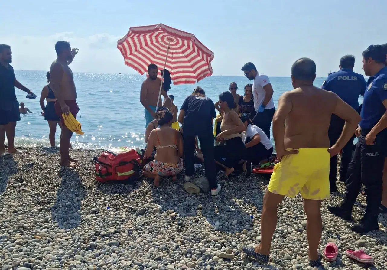 Boğulma Tehlikesi Geçiren Gence Birinci Müdahaleyi Müsaadeli Sağlıkçılar Yaptı