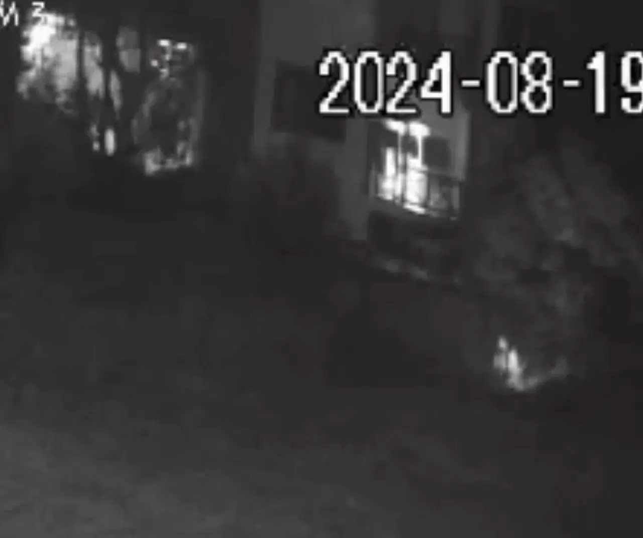 Bozcaada’da Otluk Alanı Ateşe Veren Bir Kişi Güvenlik Kamerasına Yansıdı