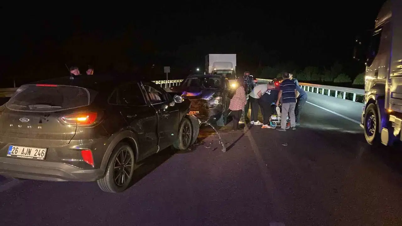 Burdur-Antalya Karayolu’nda 2 Araba Baş Başa Çarpıştı: 5 Yaralı