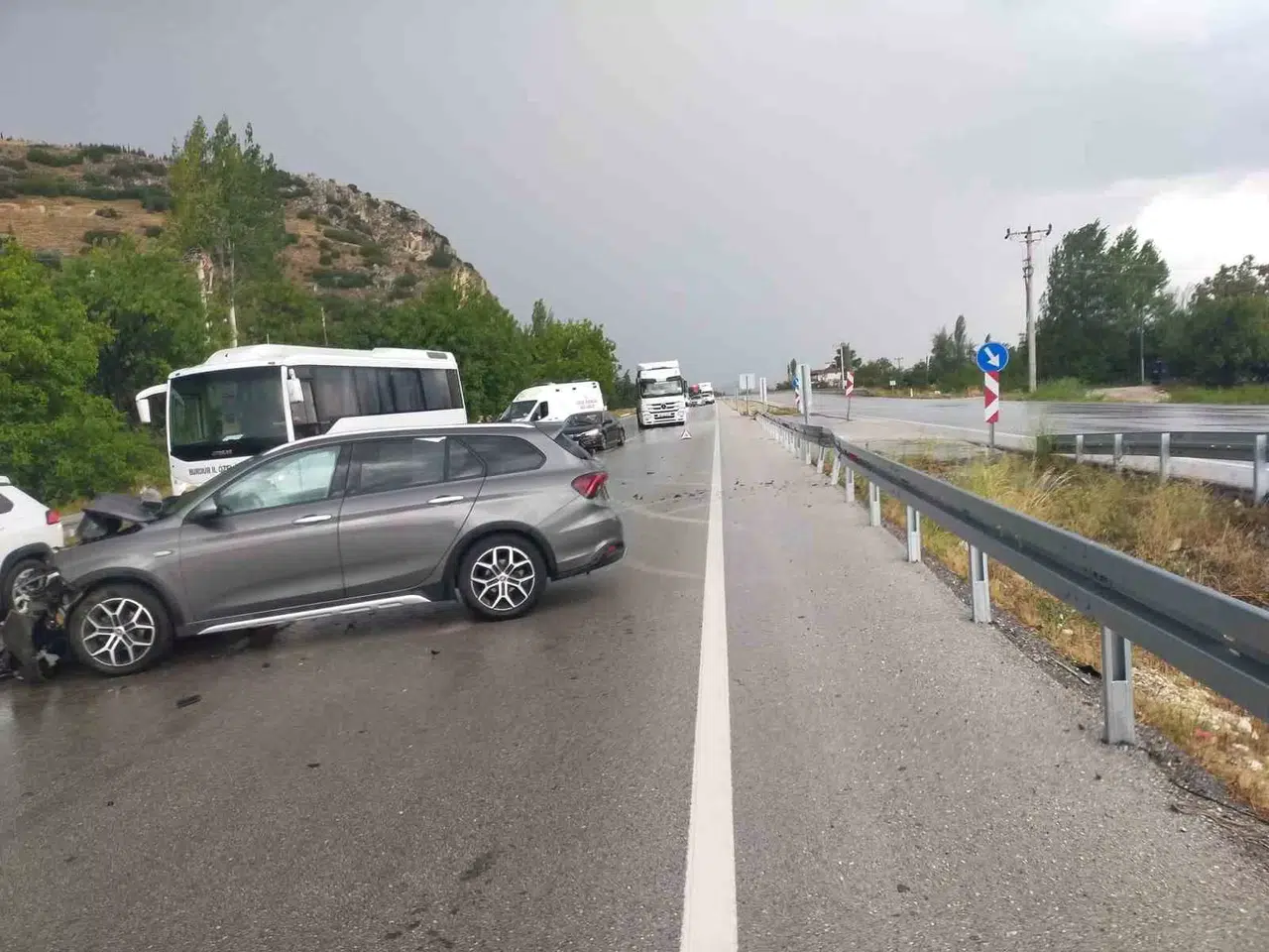 Burdur-Fethiye Kara Yolunda İki Araba Çarpıştı: 6 Yaralı