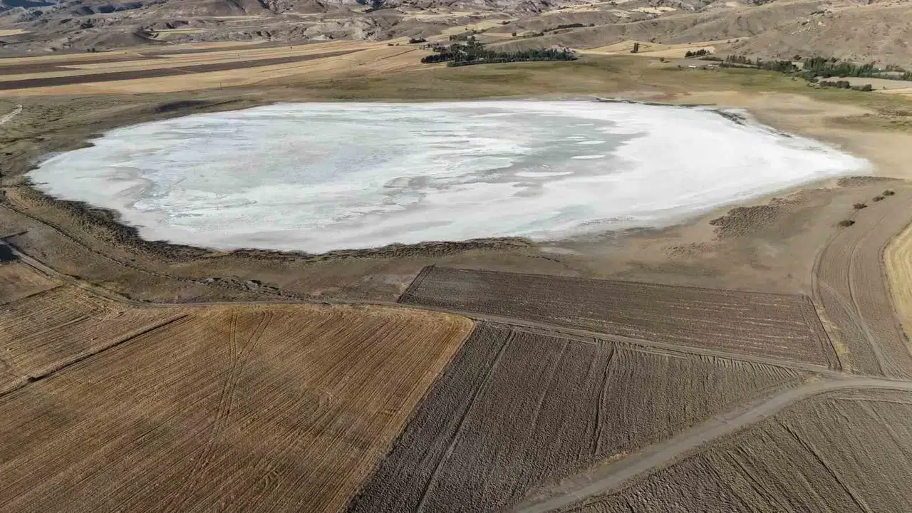 Büsbütün Kurudu, Gölden Geriye Tuz Katmanı Kaldı