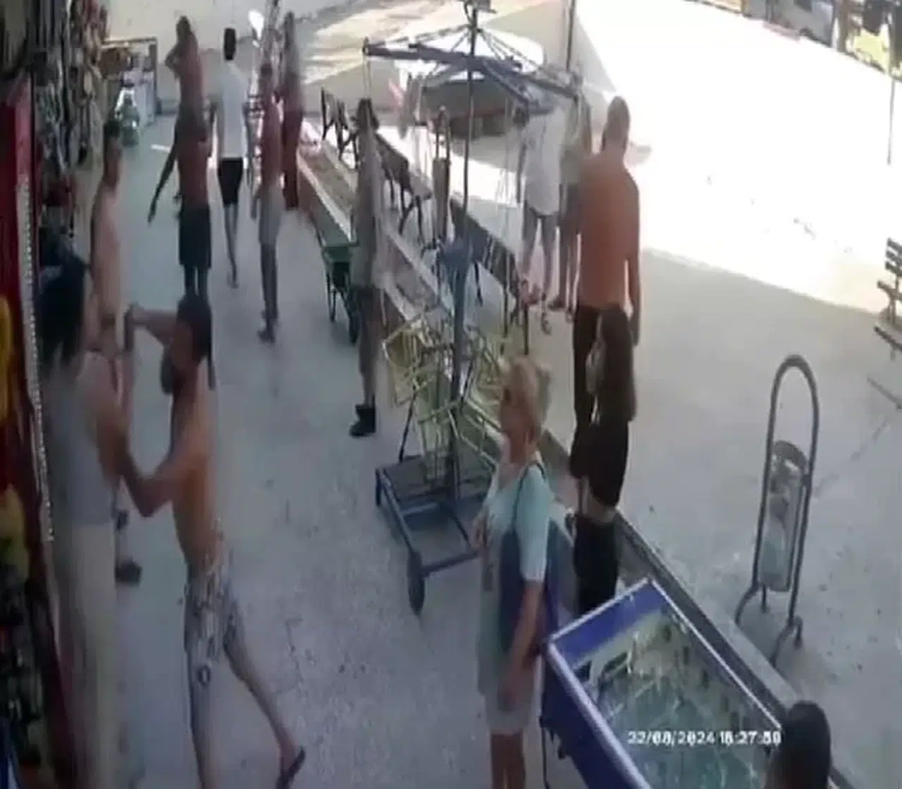 Büyükçekmece’de Genç Kız Dehşeti Yaşadı: Dişleri Kıran Yumruk Kamerada