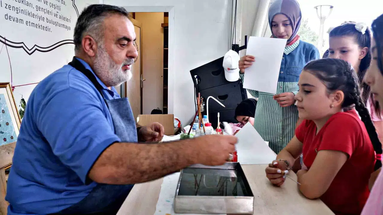 Çocuklara Ebru Aşkını Aşılıyor