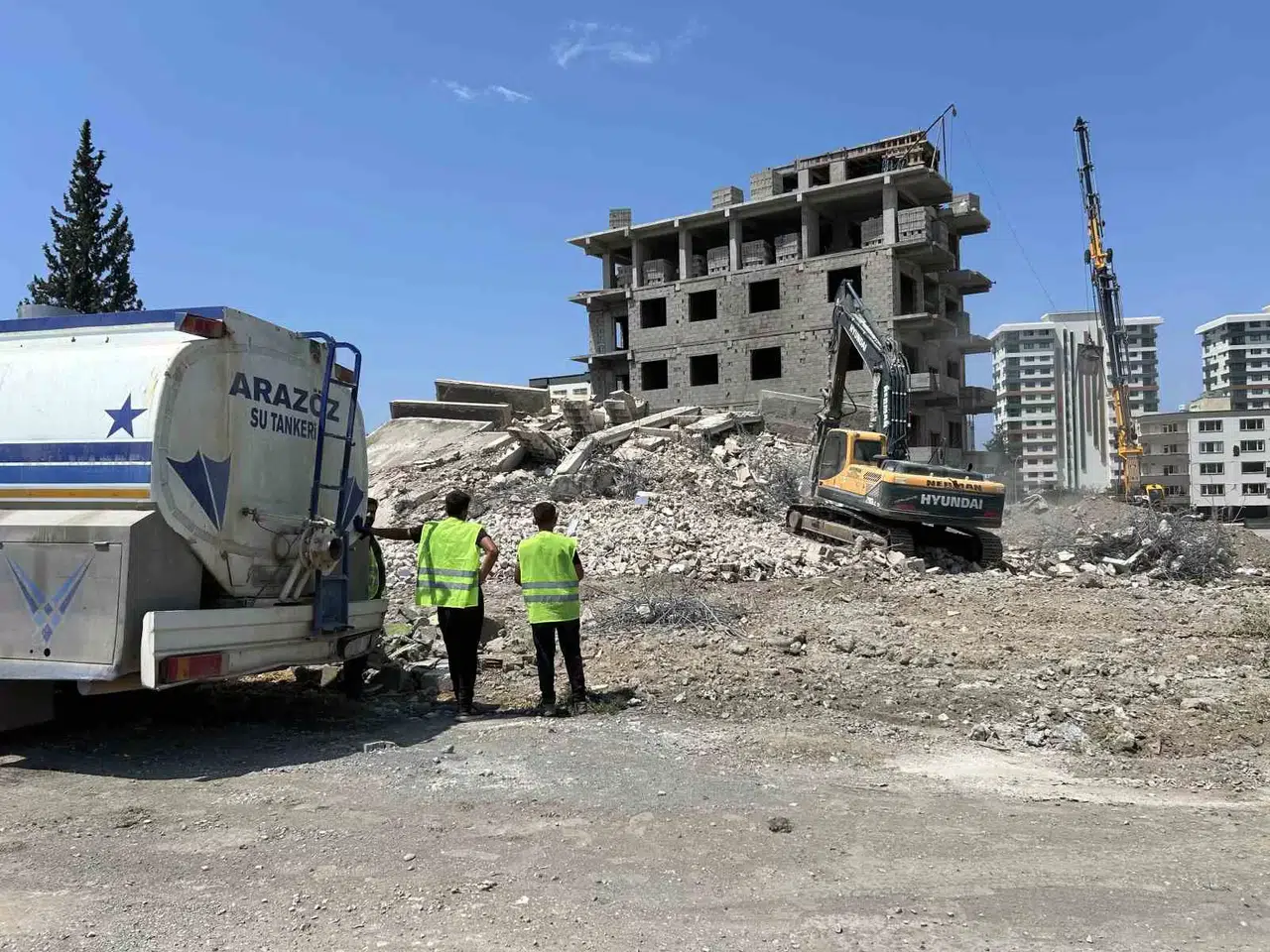 Denetimli Olarak Yıkılan 4 Katlı Binanın Yerle Bir Olmasıyla Yaşanan Panik Kamerada