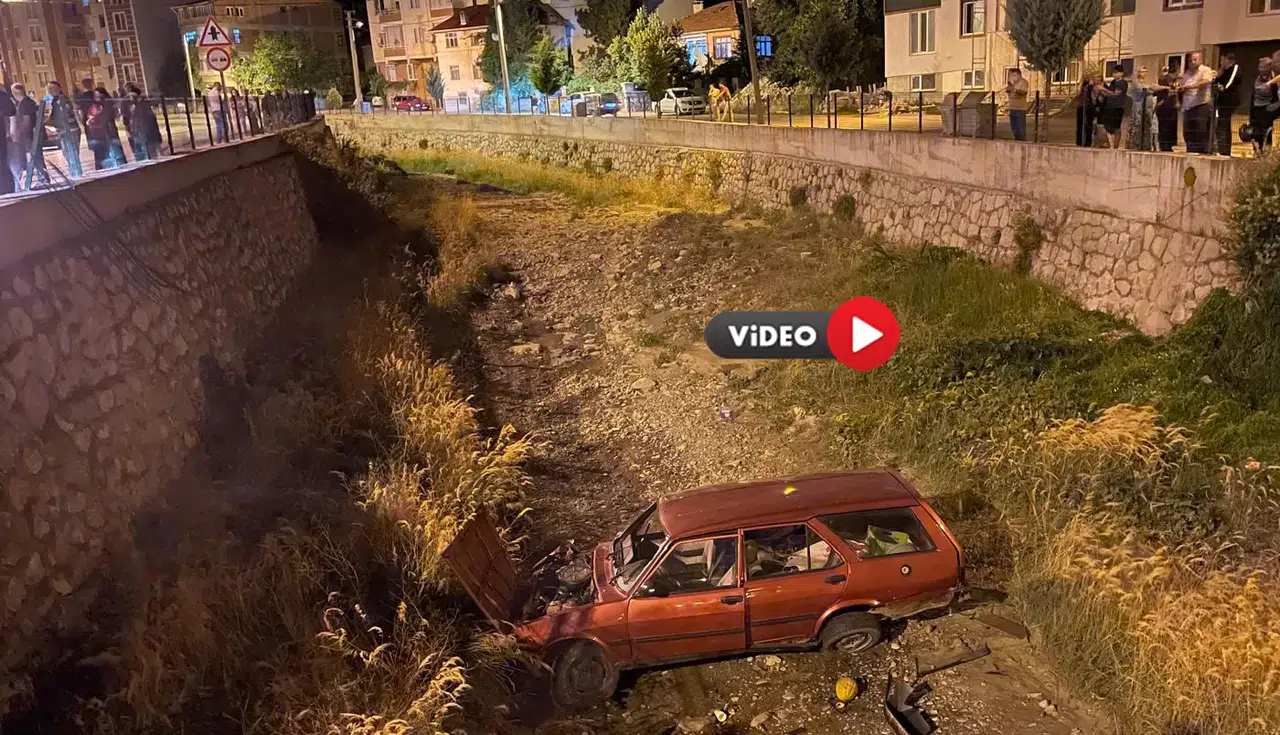 Otomobil Dereye Uçtu; 3 Yaralı