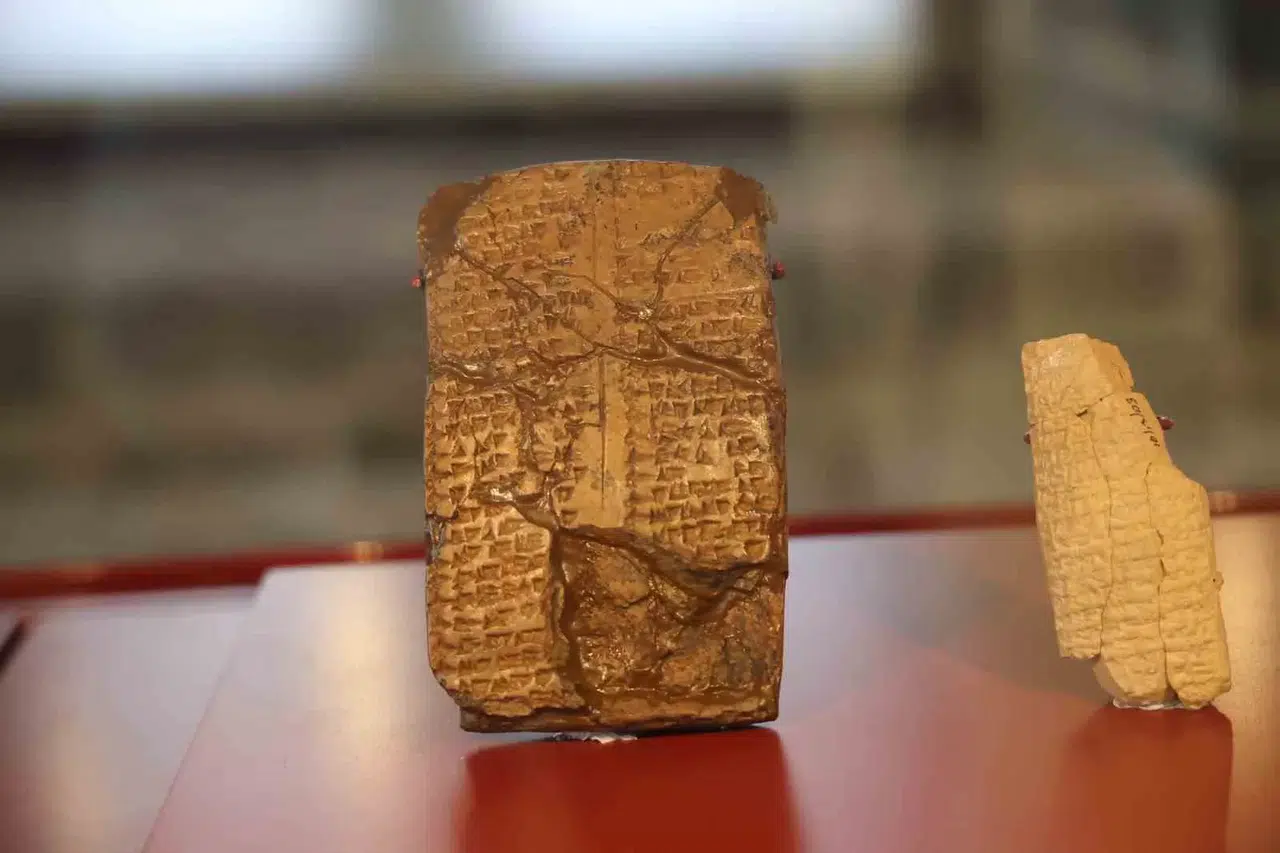 Diyarbakır Müzesi’nde Yalnızca Bayan İsimlerinin Yazılı Olduğu 2 Bin 648 Yıllık ’Kil Tablet’ Dikkat Çekiyor