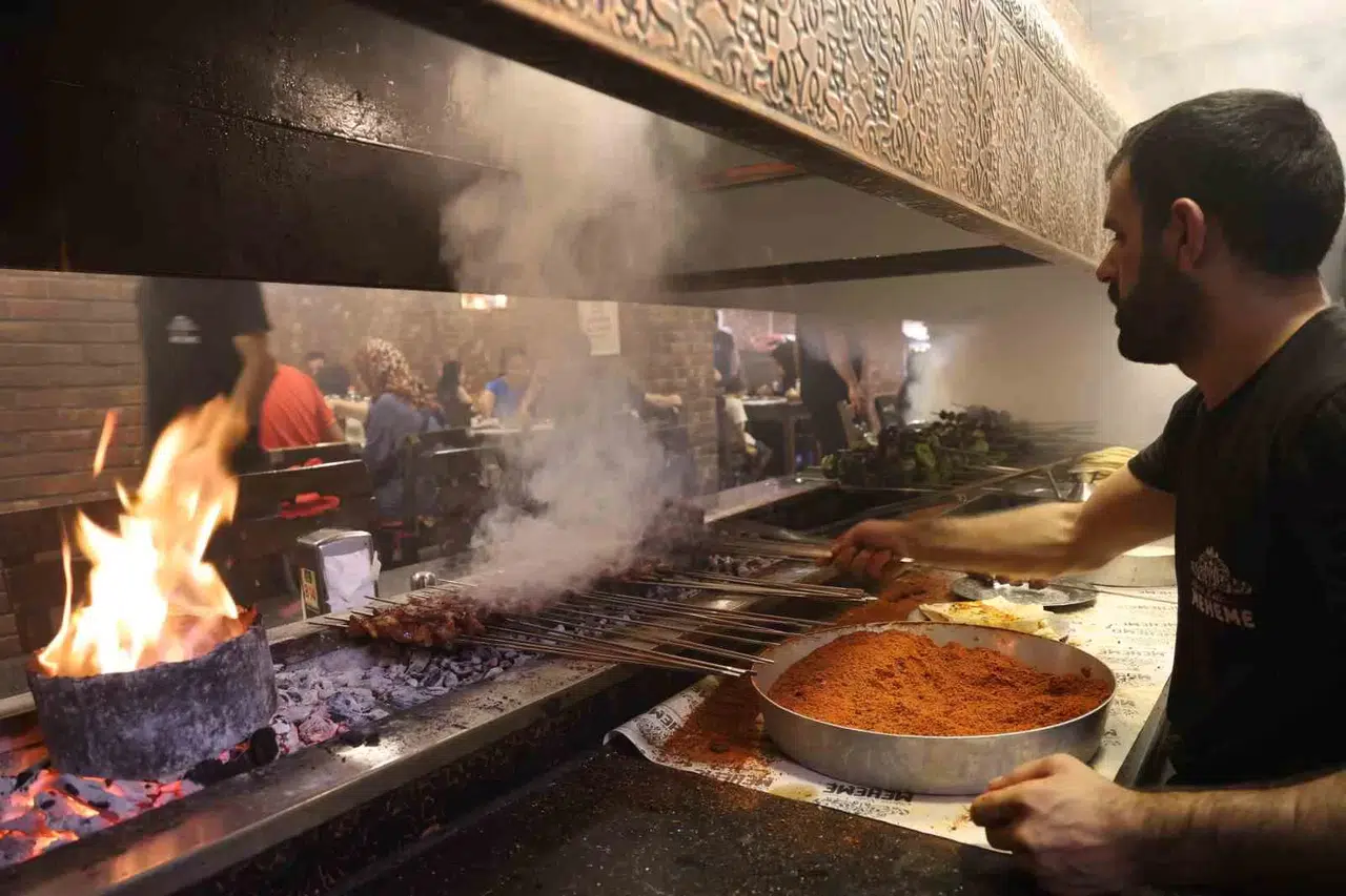 Diyarbakır’da Sıcak Havaya Karşın Ocakbaşında Ciğer Yemek Tercih Ediliyor