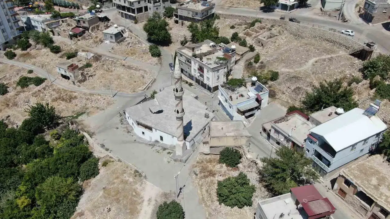 Diyarbakır’da Vatandaşlar Yaklaşık 1375 Yaşındaki Mescitte İbadetlerini Eda Ediyor