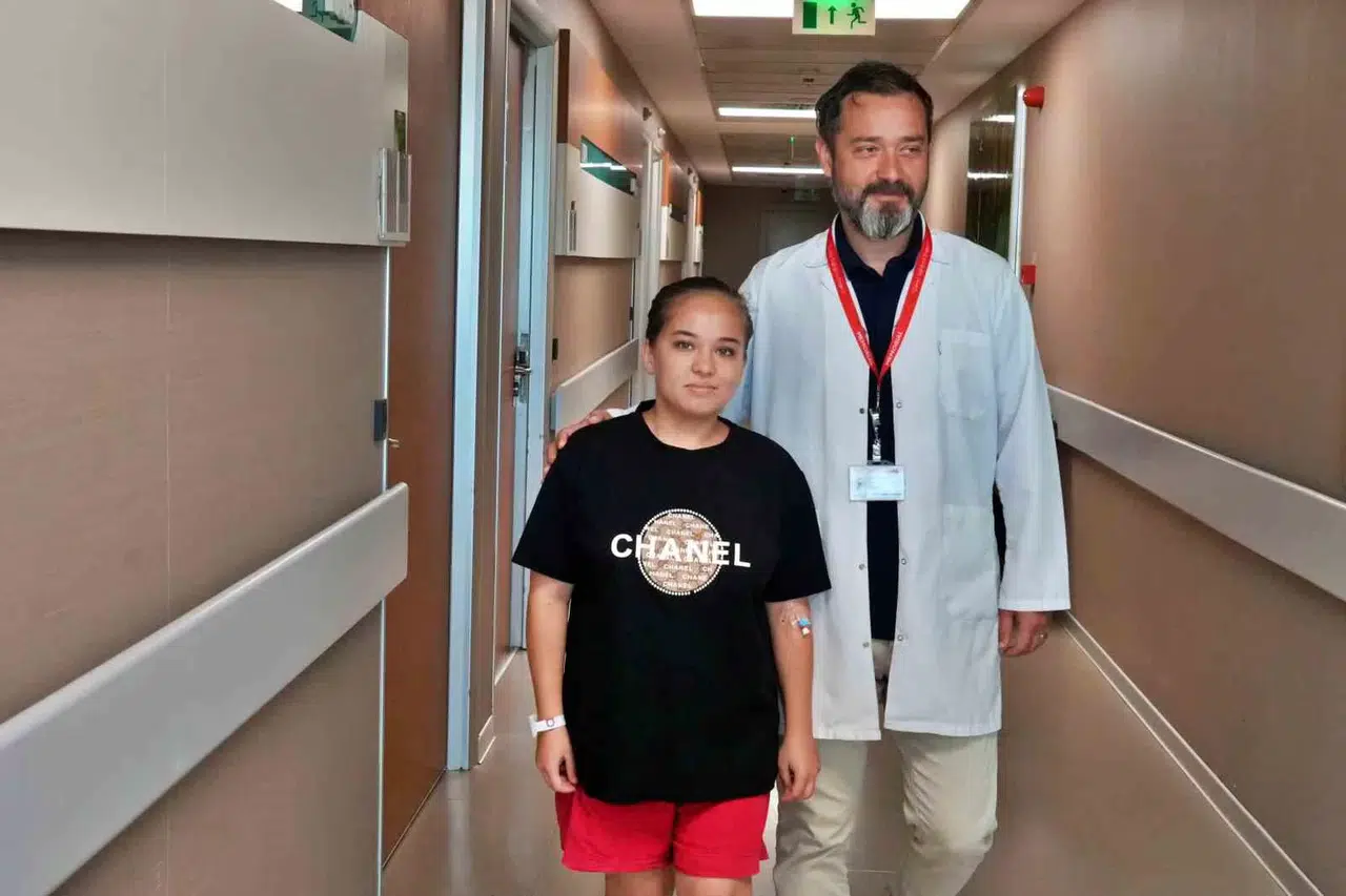 Doğuştan Skolyoz Hastası Kırgız Genç Kızın Uzunluğu, 20 Yaşında 10 Cm Uzadı