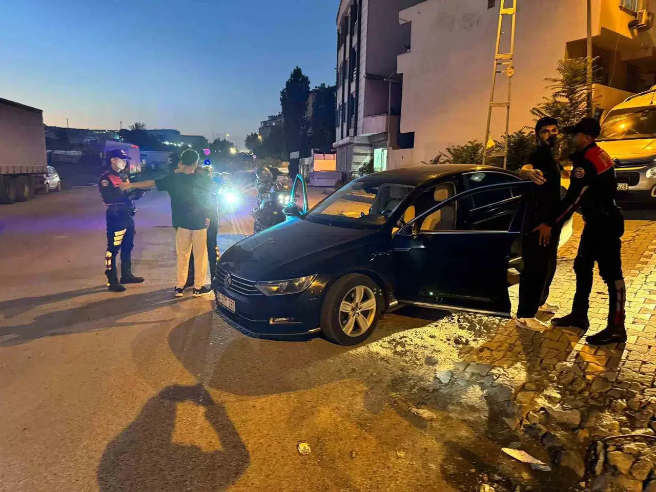 Esenyurt’ta Kontrol: Aranan Şahıslar Yakalandı, 1 Çalıntı Motosiklet Ele Geçirildi