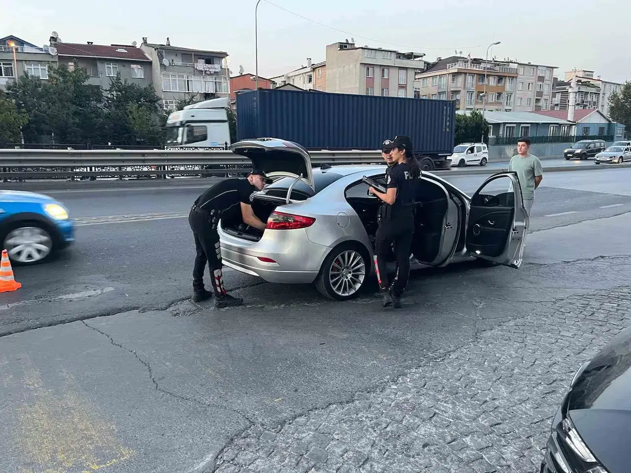 Esenyurt’ta Site Kontrolü: 2 Sistemsiz Göçmen Yakalandı