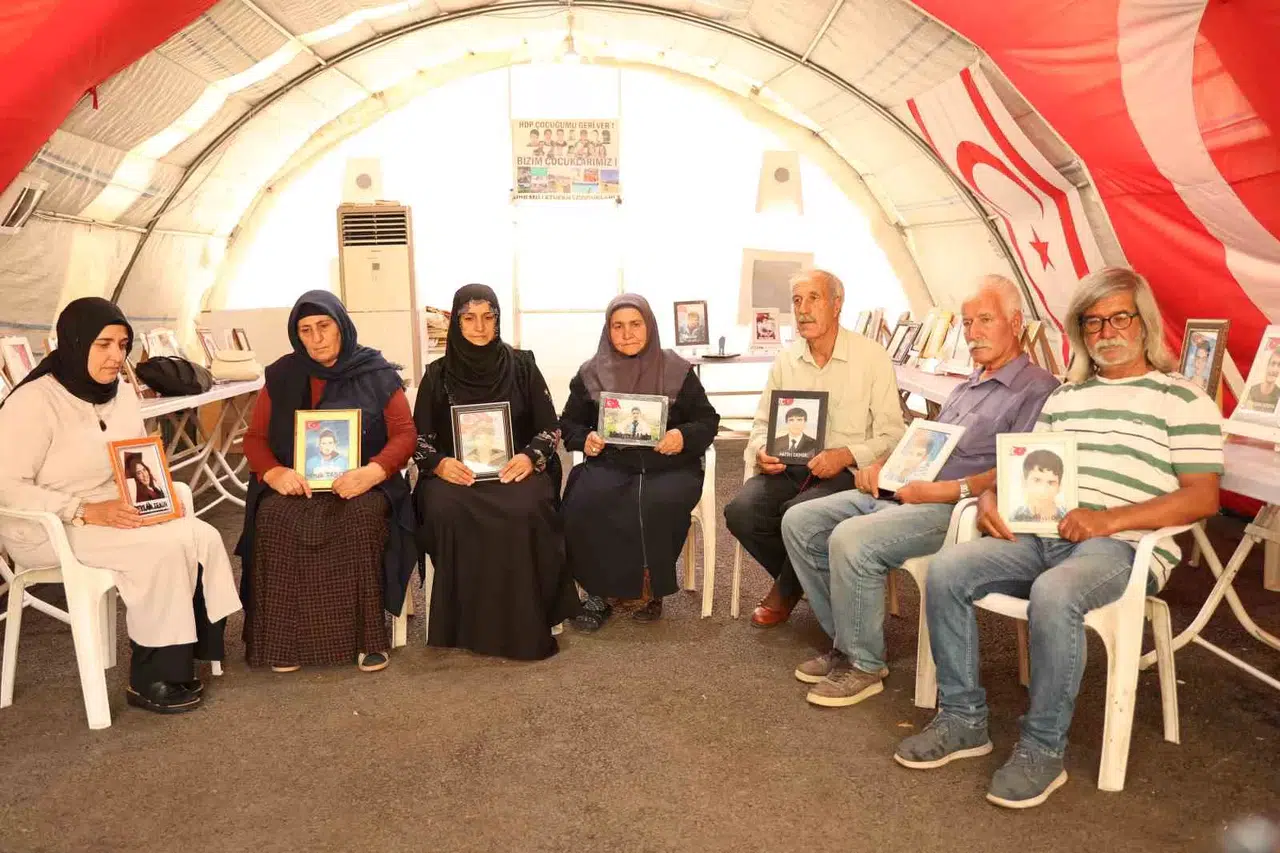 Evlat Nöbetindeki Babadan Oğluna Sitem: “Elindeki Kalemi Aldılar, Kalem Yerine Silah Verdiler. Kime Karşı, Bana Karşı”