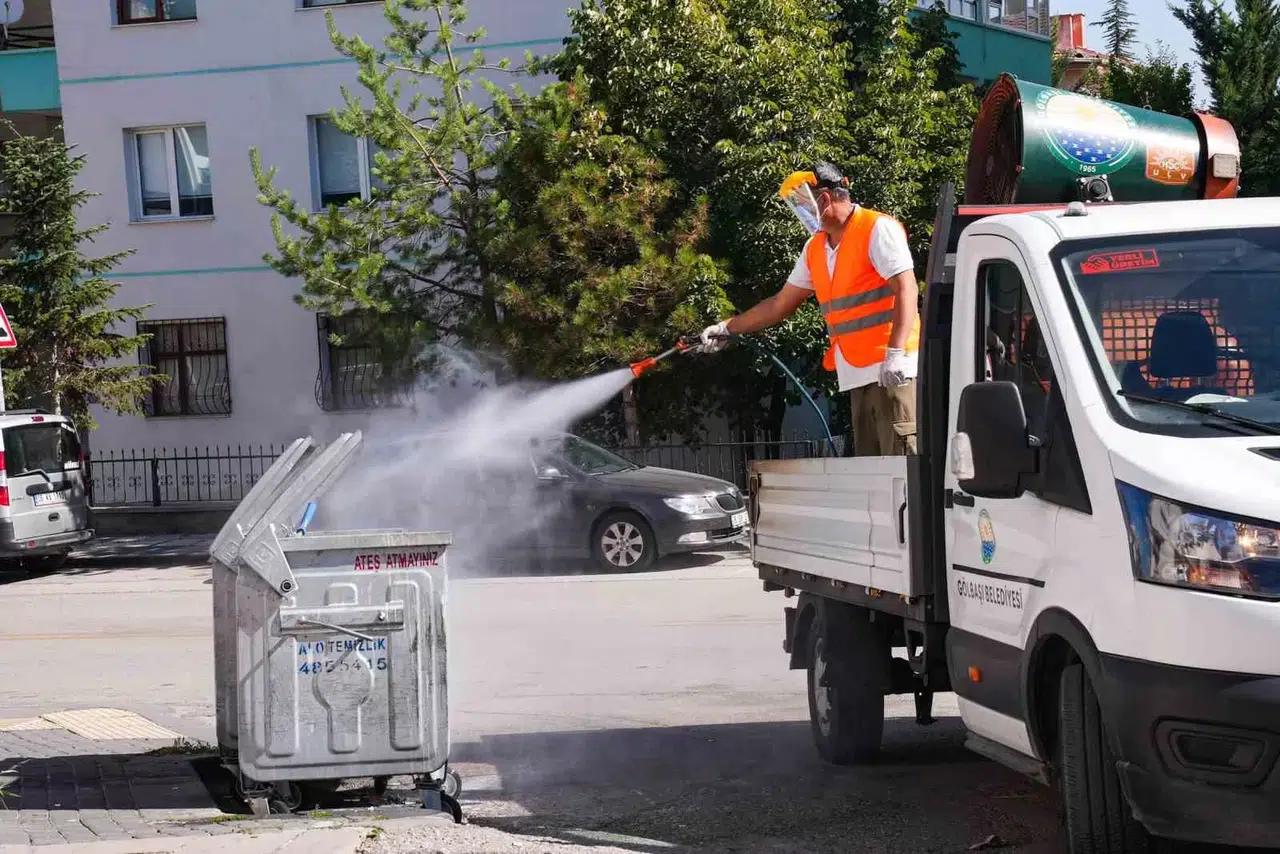 Gölbaşı’nda Sineklere Karşı İlaçlama Çalışmaları