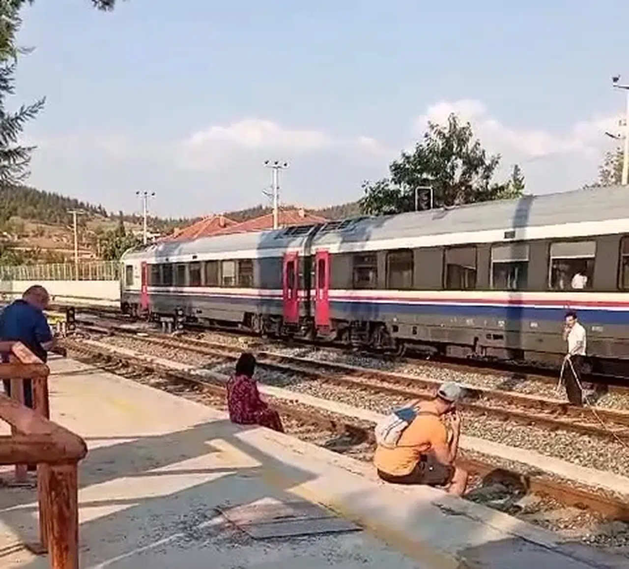 Göller Ekpsresi Arıza Yapınca Yolcular Sıcakta Kaldı