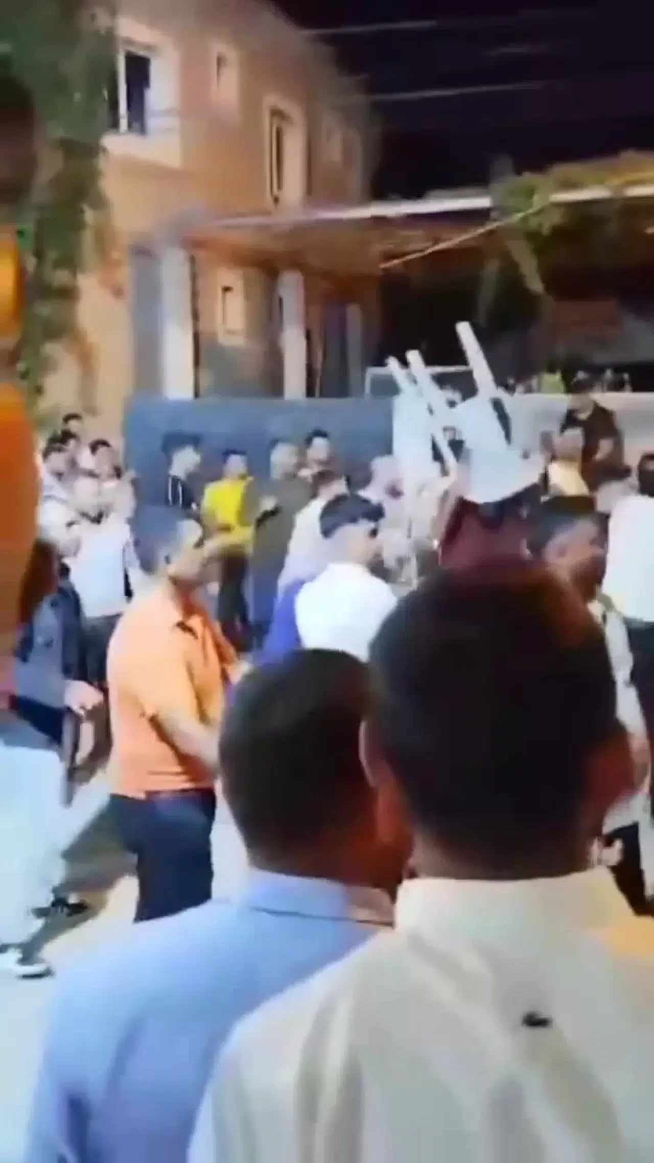 Halay Başı Olma Hengamesinde Sandalyeler Havada Uçuştu