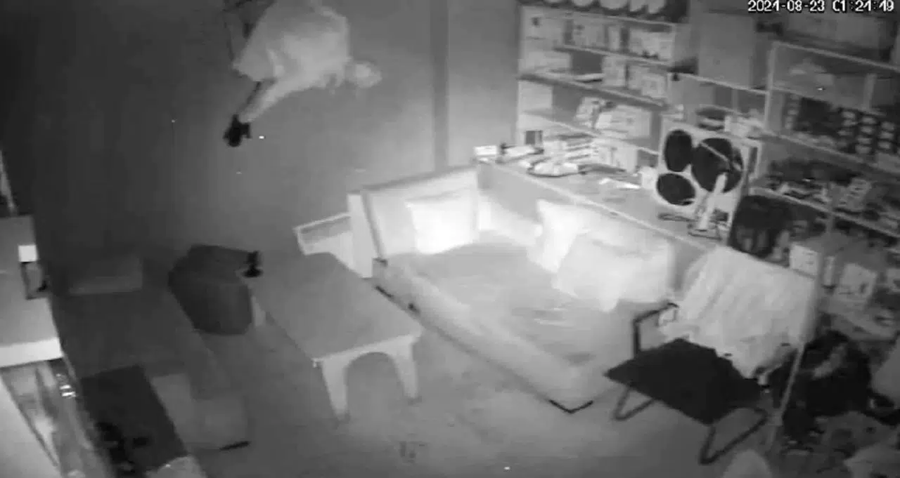 Havalandırma Camından Girerek 22 Telefon Çaldı