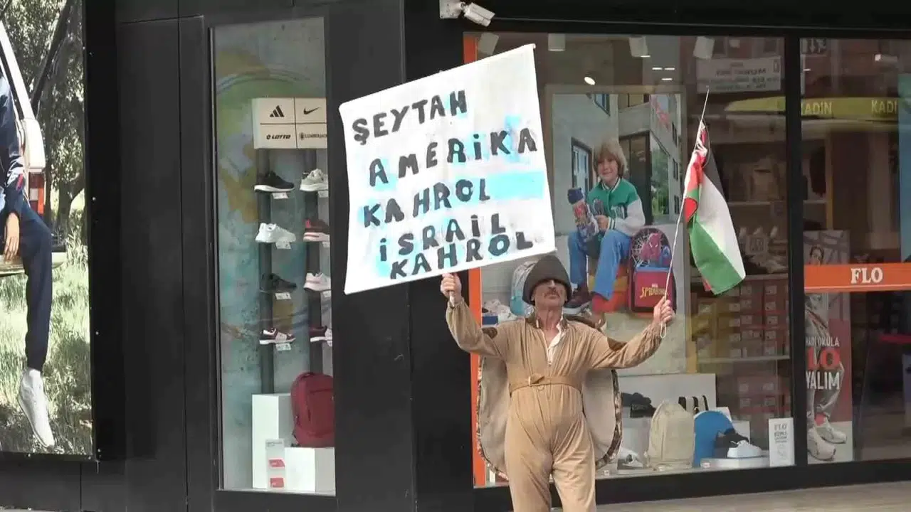 Hayvan Kostümleri Giyerek İsrail’i Protesto Etti