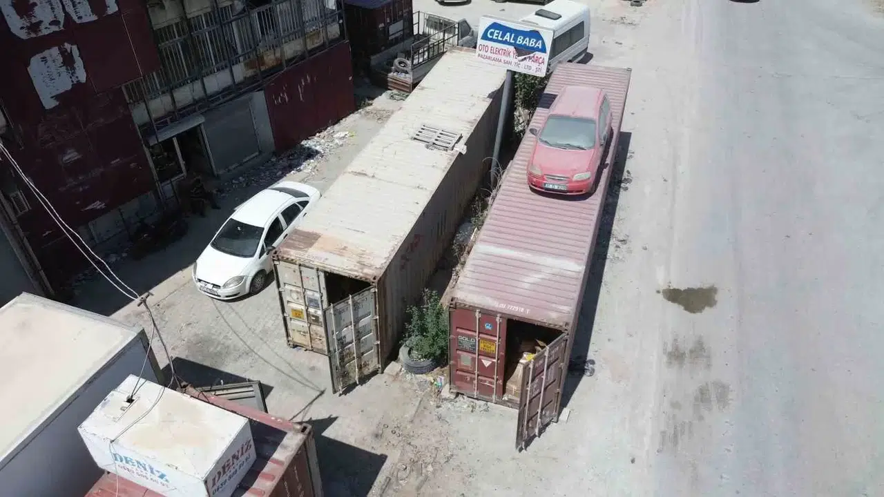 Hırsızların Motorunu Çaldıkları Hatıra Aracı Kendi de Çalınmasın Diye Konteynerin Üzerine Koydular